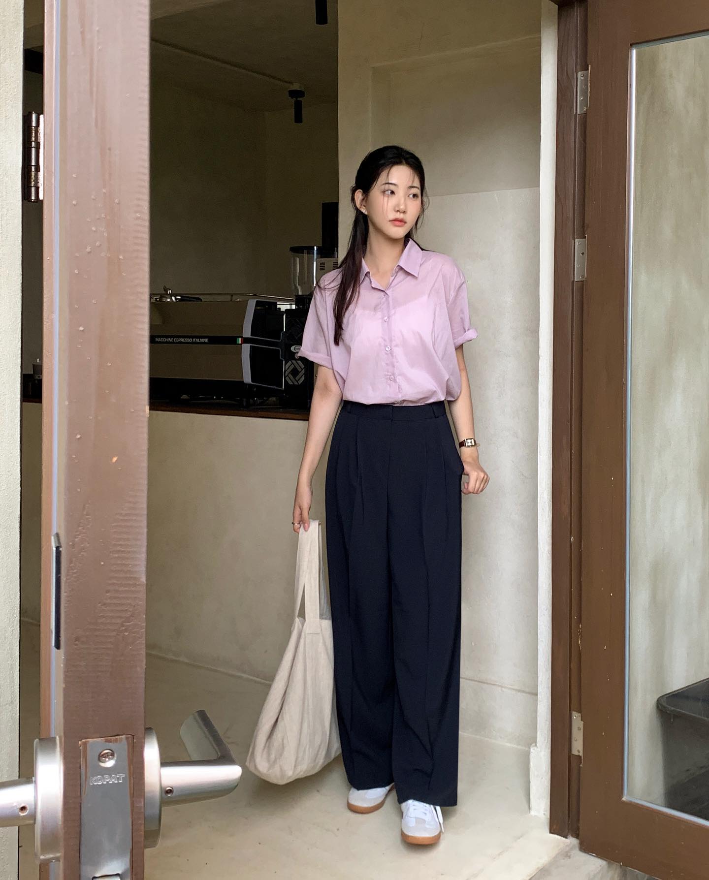 Mùa Hè, các nàng U30+ mặc quần âu theo 4 cách này vừa thanh lịch lại mát mẻ, đi làm hay đi chơi đều đẹp - 5