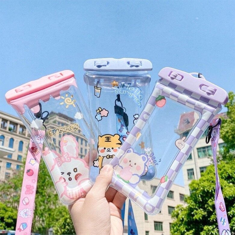 5 món đồ hữu ích khi đi du lịch dịp Tết Bính Ngọ 2026, cái số 3 nhiều người thường hay bỏ qua 21 Túi chống nước bảo vệ điện thoại khi đi biển, đi chùa hoặc mưa bất chợt, giúp bạn yên tâm tận hưởng chuyến du lịch.