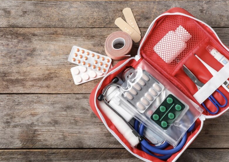 5 món đồ hữu ích khi đi du lịch dịp Tết Bính Ngọ 2026, cái số 3 nhiều người thường hay bỏ qua 22 Thuốc cảm, đau đầu, đau bụng, băng cá nhân hay dầu gió rất cần thiết. Dịp Tết, hiệu thuốc đóng cửa, quên mang theo dễ gây bất tiện.