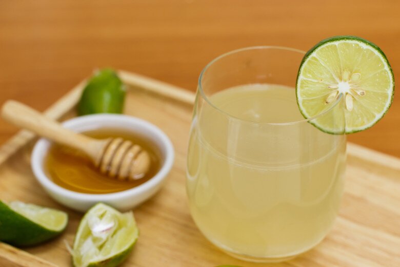 Nước chanh ấm uống buổi sáng giúp bổ sung vitamin C, kích hoạt tiêu hóa và hỗ trợ thanh lọc cơ thể. Thói quen này còn giúp làn da tươi tắn hơn.