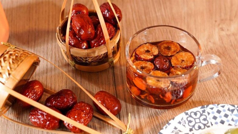 Trà táo đỏ chứa nhiều vitamin và khoáng chất, giúp hỗ trợ tuần hoàn máu và thư giãn cơ thể. Uống ấm giúp cơ thể dễ chịu và góp phần cải thiện giấc ngủ.