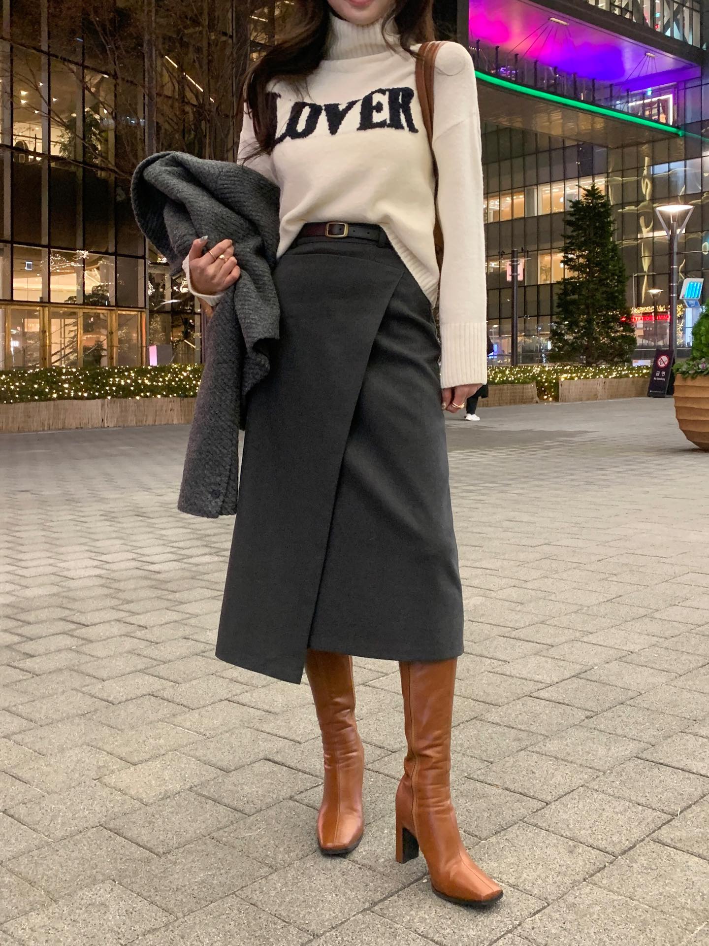 Boots cao gót mang đến vẻ ngoài cá tính nhưng vẫn giữ được nét nữ tính cần thiết. Dáng boots cơ bản giúp đôi chân trông thon gọn và tạo điểm nhấn cho trang phục. Chị em có thể phối boots cao gót cùng váy, chân váy hoặc quần jeans, sử dụng nhiều năm mà không lo lỗi mốt.