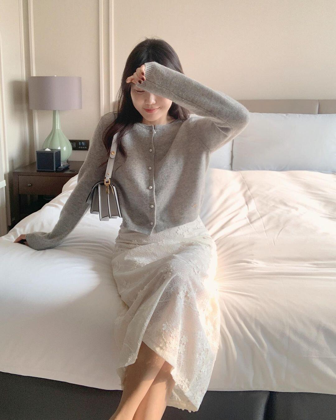 Áo cardigan dài tay mang lại cảm giác mềm mại nhưng vẫn đủ lịch sự cho môi trường làm việc. Dáng áo gọn, màu trung tính giúp dễ phối đồ. Cardigan có thể mặc như áo chính hoặc khoác ngoài, phù hợp nhiều thời tiết và không lo lỗi mốt.