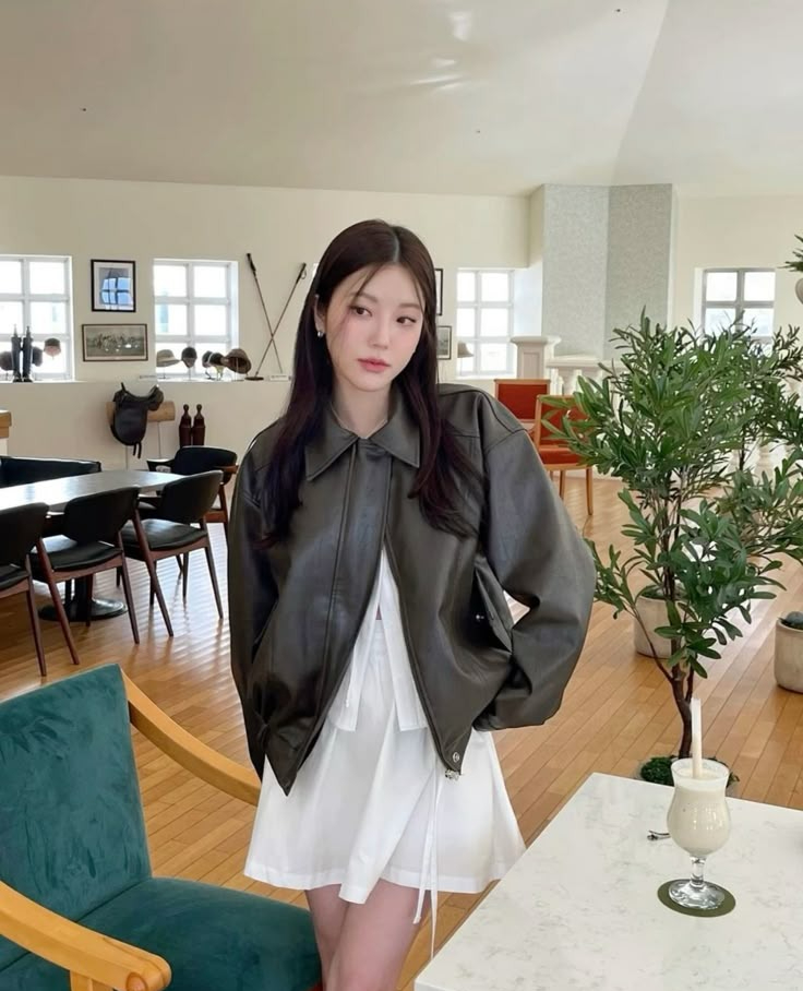 Áo khoác da mang đến vẻ ngoài cá tính nhưng vẫn rất hiện đại nếu chọn đúng phom. Dáng áo gọn giúp tổng thể trông trẻ trung, tôn dáng. Khi phối cùng váy hoặc quần đứng, áo da giúp diện mạo nổi bật và “ăn gian” chiều cao rõ rệt.