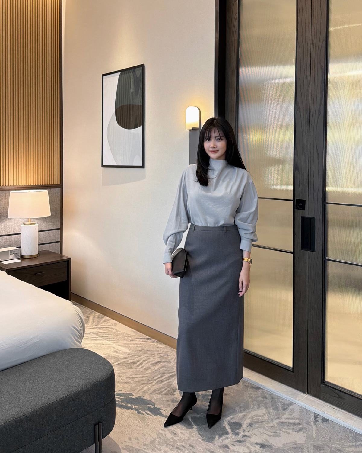 Chân váy màu sắc giúp phong cách trở nên tươi mới mà không cần phối đồ cầu kỳ. Những gam màu nhẹ như pastel, be hay xanh nhạt tạo điểm nhấn vừa đủ. Khi kết hợp cùng áo trung tính, kiểu váy này mang lại cảm giác trẻ trung và thời thượng hơn.