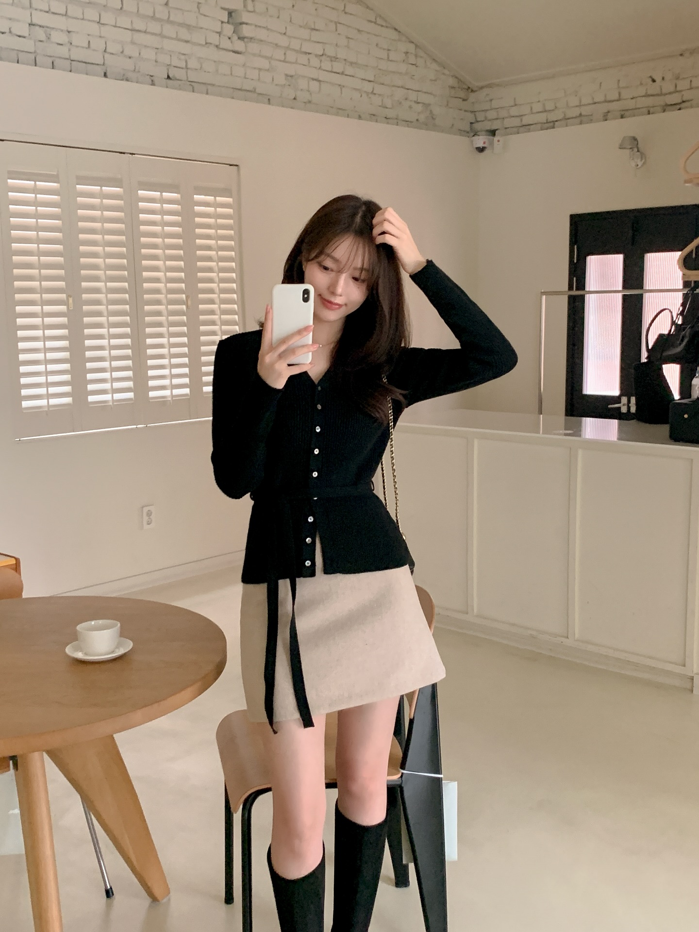 Áo len mỏng mang lại cảm giác nhẹ nhàng, tinh tế và rất hợp tiết trời đầu năm. Kiểu áo này dễ phối với chân váy hoặc quần suông, không gây nặng nề. Nhờ tính ứng dụng cao, áo len mỏng có thể mặc xuyên Tết và cả những ngày giao mùa.