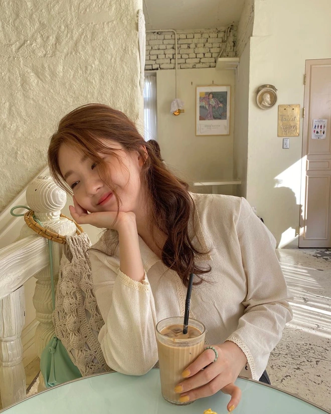 Buộc nửa giúp giữ được sự mềm mại của tóc xõa nhưng vẫn tạo cảm giác gọn gàng. Kéo nhẹ phần tóc phía trên để tăng độ phồng, giúp mặt nhìn dài hơn. Có thể uốn sóng lơi phần tóc dưới để tổng thể hài hòa, nữ tính và “ăn ảnh” hơn.