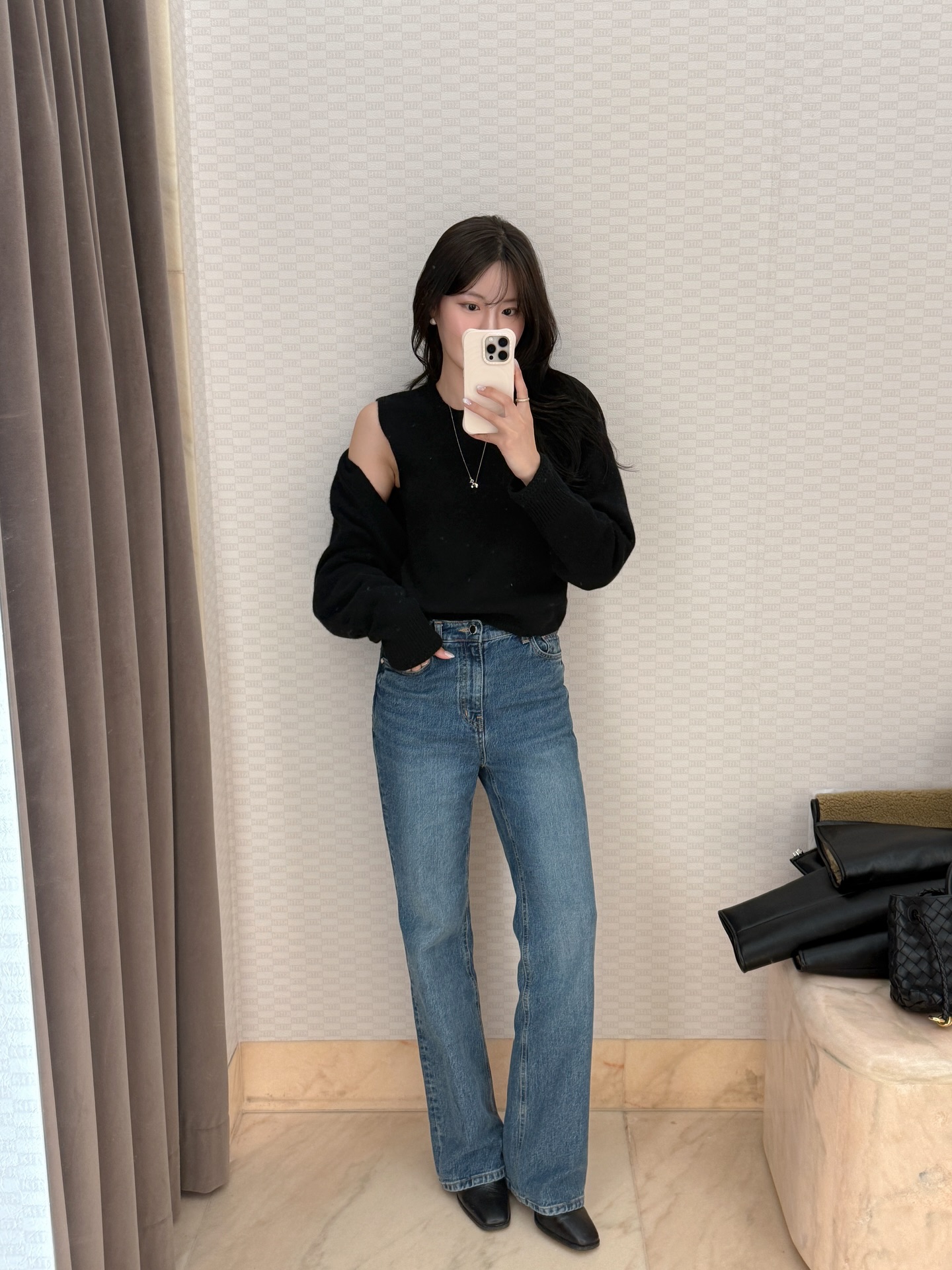 Jeans suông mang đến vẻ năng động, thoải mái mà vẫn gọn gàng. Dáng suông giúp che khuyết điểm tốt, dễ phối cùng cardigan, blazer hoặc áo len du xuân.