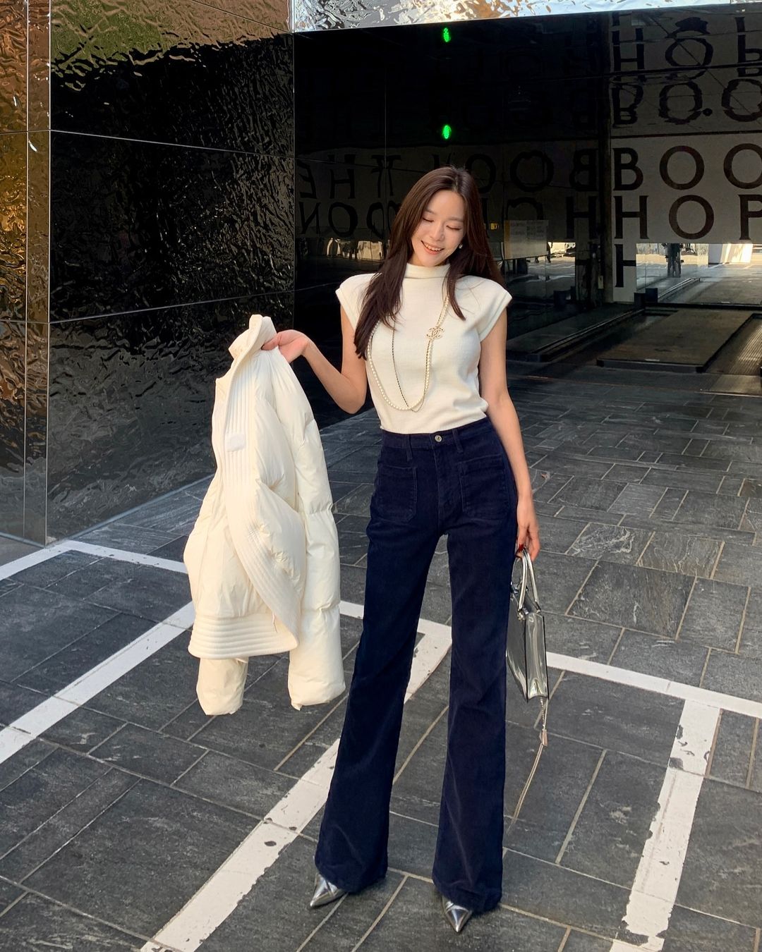 Len dệt kim mỏng, trơn màu mang lại cảm giác mềm mại nhưng tinh tế. Gam be, xám, nâu nhạt dễ kết hợp quần suông hoặc blazer, tạo vẻ ngoài hiện đại.