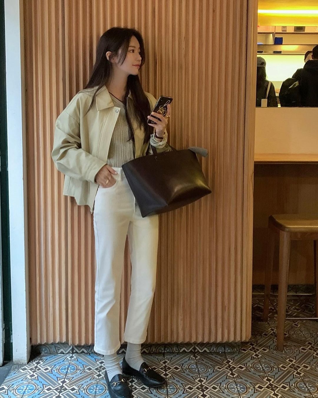 Thích mặc quần jeans, chị em mang giày bệt là hợp nhất, đặc biệt 4 kiểu này vừa trẻ vừa sang - 6