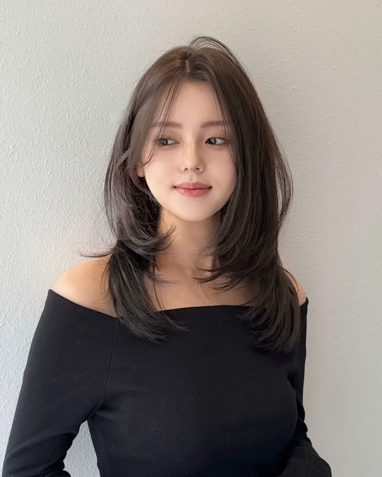 Tóc ngang vai layer được cắt tỉa thành nhiều lớp so le, giúp mái tóc trông bồng bềnh và dày dặn hơn. Kiểu tóc này phù hợp với nhiều dáng mặt, đồng thời mang lại vẻ ngoài hiện đại và năng động.