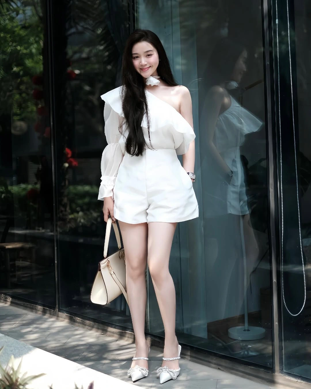 Áo lệch vai phối cùng quần short là lựa chọn mát mẻ, trẻ trung cho mùa Hè. Set đồ giúp khoe khéo bờ vai và đôi chân dài. Nên chọn short dáng đứng, độ dài vừa phải để giữ sự cân đối, giúp tổng thể gọn gàng và không kém phần tinh tế.