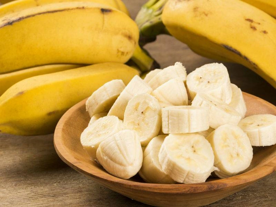 Chuối giàu kali và vitamin giúp duy trì độ ẩm tự nhiên của da. Việc ăn chuối thường xuyên hỗ trợ giảm khô, bong tróc, đồng thời cải thiện kết cấu da, giúp làn da trở nên mềm mịn, căng bóng và khỏe mạnh hơn rõ rệt.