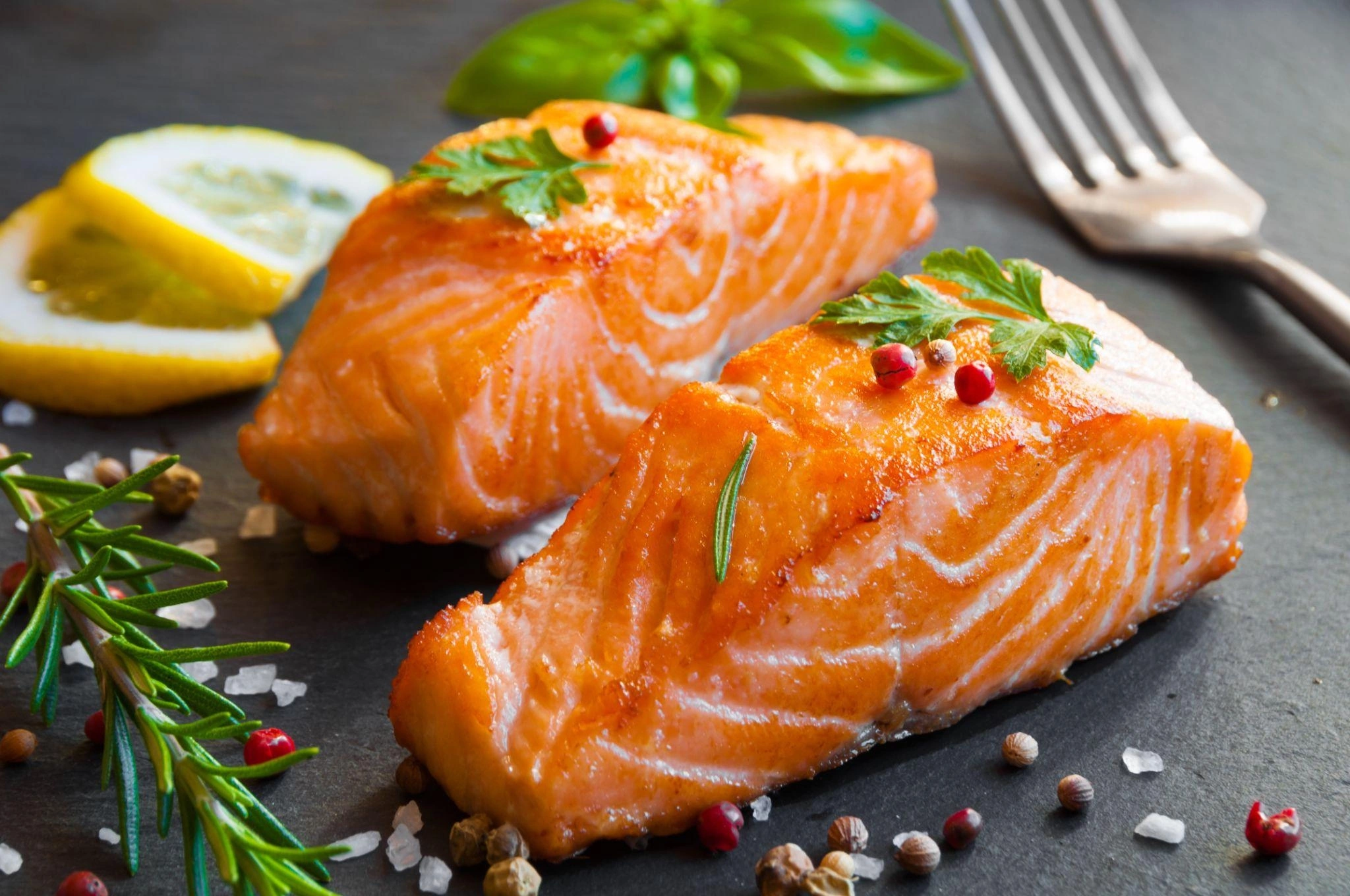 Các loại cá béo như cá hồi, cá thu giàu omega-3 giúp củng cố hàng rào bảo vệ da, hạn chế mất nước. Dưỡng chất này còn hỗ trợ giảm viêm, tăng độ đàn hồi, giúp làn da duy trì vẻ căng mịn, khỏe mạnh khi bổ sung đều đặn.