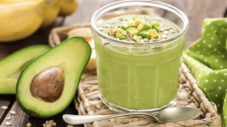 Bơ cung cấp chất xơ cùng chất béo không bão hòa, giúp kéo dài cảm giác no, hạn chế ăn vặt và hỗ trợ kiểm soát cân nặng khi dùng với khẩu phần hợp lý.