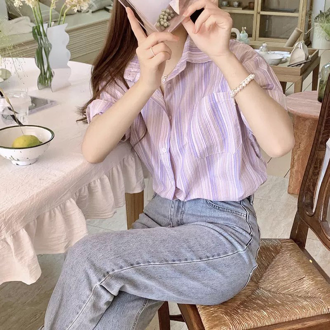 Sơ mi tay ngắn kết hợp với quần jeans tạo nên outfit trẻ trung và dễ mặc. Jeans ống đứng hoặc ống rộng giúp tổng thể trông hiện đại hơn. Khi sơ vin gọn gàng và phối cùng sandals hoặc sneaker, set đồ vừa năng động vừa giữ được vẻ thanh lịch.