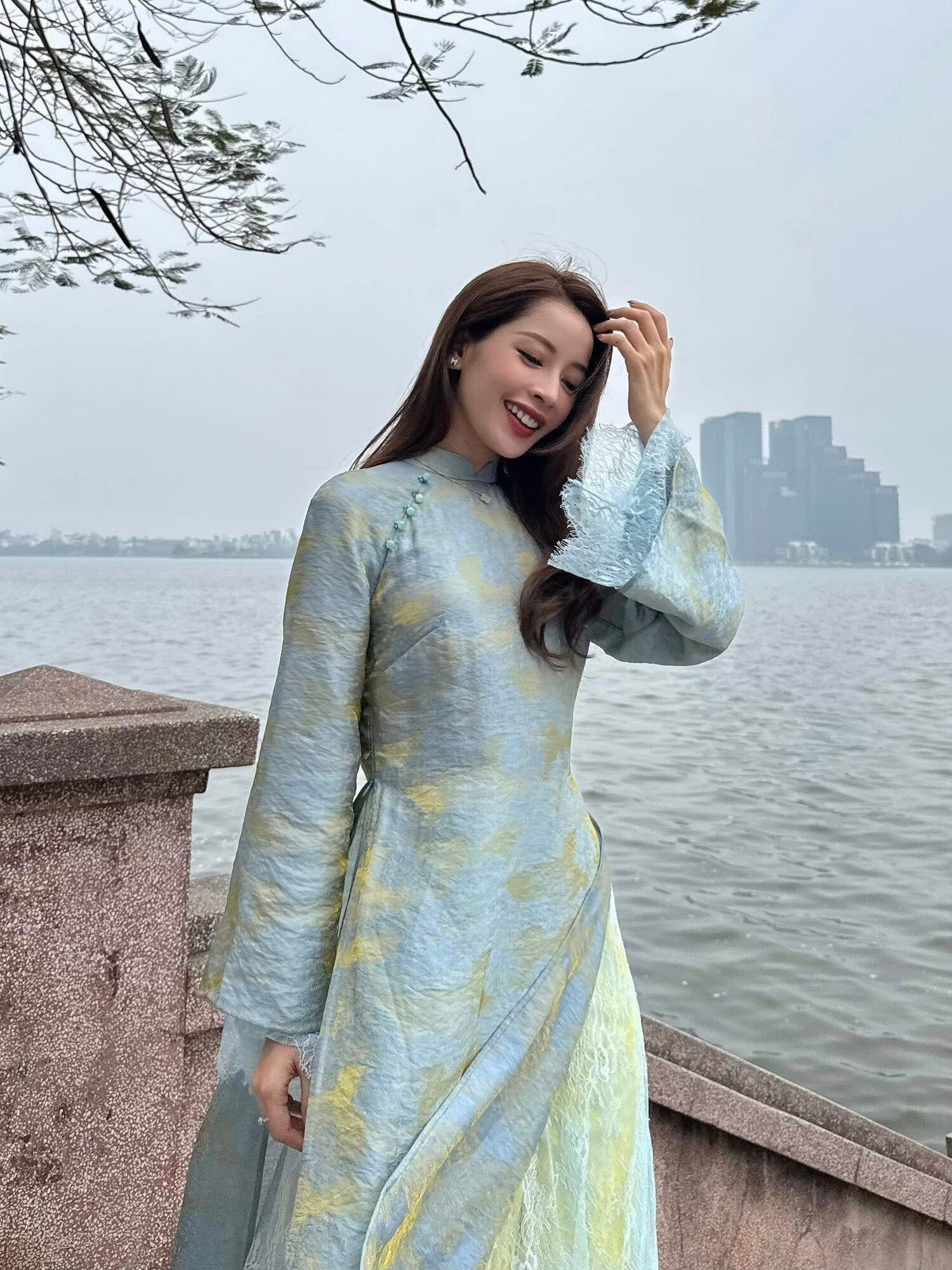 Sang Mùng 2, Chi Pu lại biến hình sang dịu dàng, nhẹ nhàng bằng bộ áo dài xanh nhạt kết hợp quần vàng chanh. Hai tông màu tưởng như không liên quan nhưng đi cùng nhau lại rất hợp, nổi bật mà vẫn trang nhã.