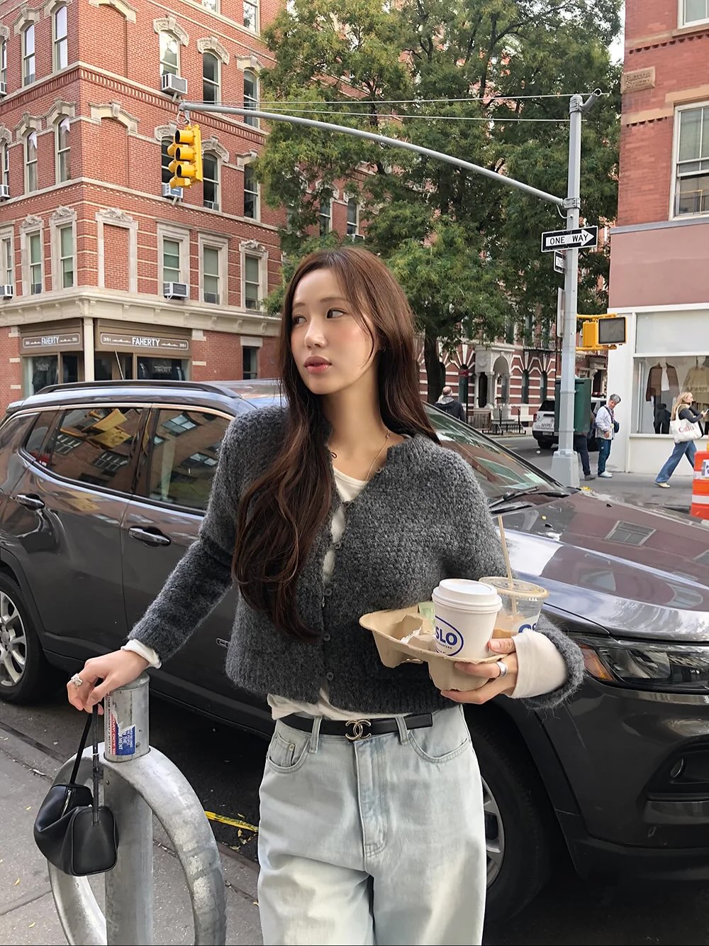 Áo len lửng vừa giữ ấm vừa giúp vóc dáng trông gọn nhẹ, không bị nặng nề như len dáng dài. Kiểu áo này đẩy cao phần eo, tạo hiệu ứng kéo dài đôi chân, đặc biệt hiệu quả khi phối cùng quần cạp cao hoặc chân váy ngắn.