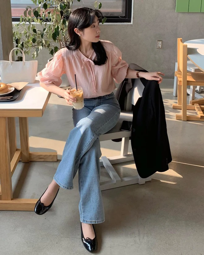 Quần jeans kết hợp với 5 kiểu áo này chính là amp;#34;chân áiamp;#34;, chị em đi làm thanh lịch lại không lo lỗi mốt - 8