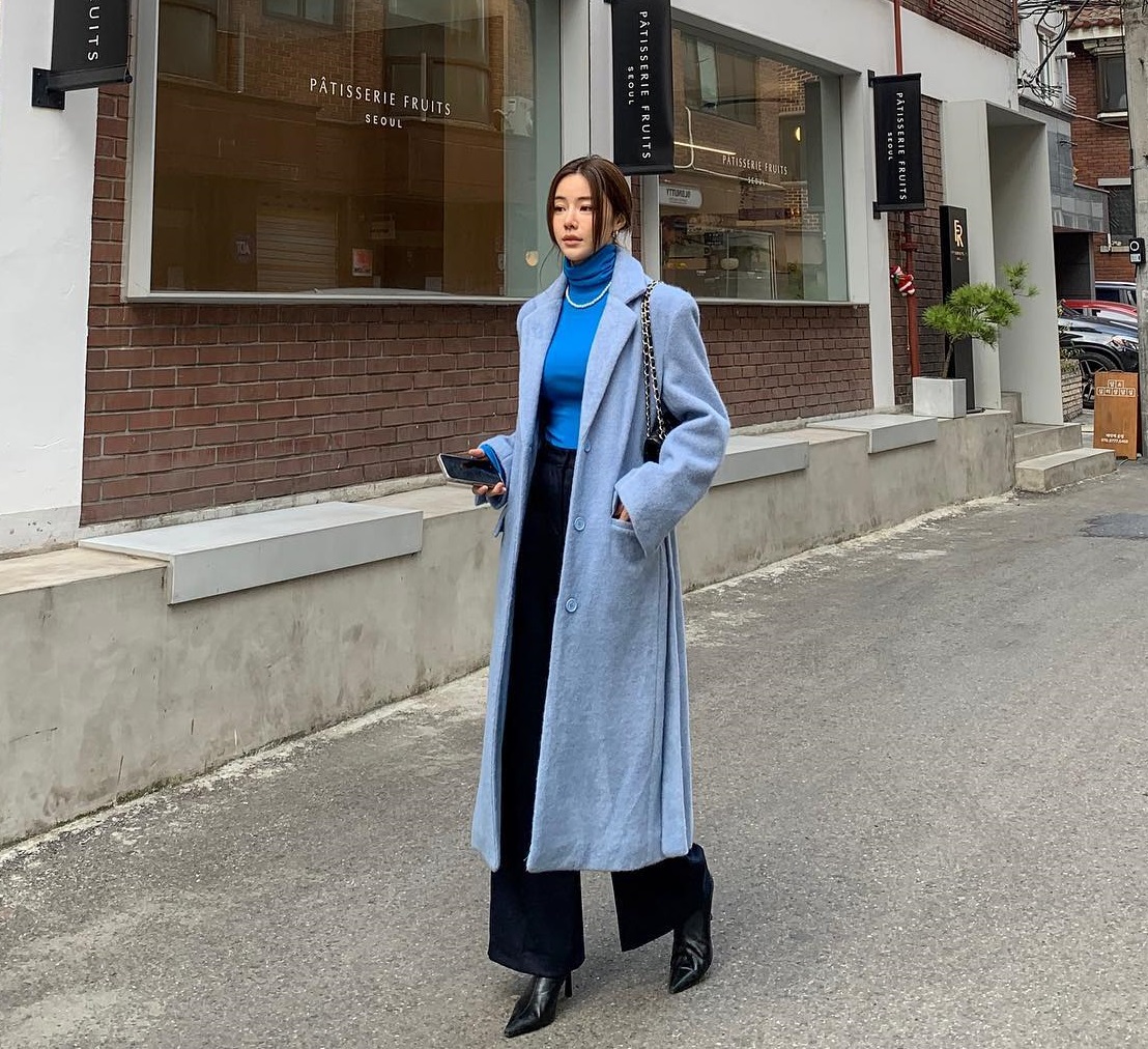 Áo khoác dạ dáng dài mang lại cảm giác sang trọng ngay từ ánh nhìn đầu tiên. Thiết kế dài giúp kéo dài vóc dáng, che khuyết điểm hiệu quả. Chỉ cần khoác ngoài trang phục đơn giản, tổng thể đã trở nên gọn gàng, tinh tế và đắt giá hơn.