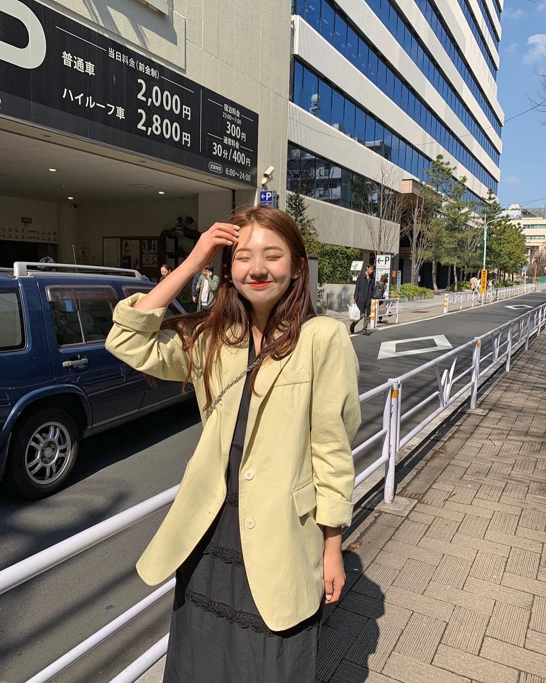 Áo blazer giúp nâng tầm trang phục công sở tức thì. Chỉ cần khoác ngoài, set đồ đơn giản cũng trở nên gọn gàng, thanh lịch và tạo cảm giác chuyên nghiệp hơn rõ rệt.