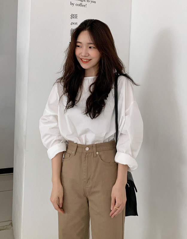 Áo blouse mang lại nét nữ tính, mềm mại, trong khi quần âu ống rộng giúp vóc dáng trông cân đối và hiện đại hơn. Sự kết hợp này tạo nên diện mạo chỉn chu nhưng không cứng nhắc, rất phù hợp cho những buổi gặp gỡ, chúc Tết đầu năm.