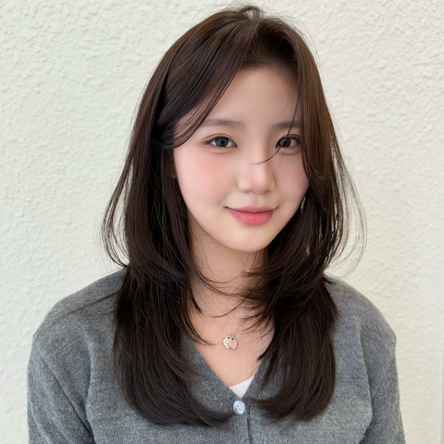 Phần layer tạo độ phồng tự nhiên, đuôi cụp gọn gàng ôm mặt. Kiểu tóc dễ giữ phom, ít rối, gần như chỉ cần sấy nhẹ là đã trông chỉn chu.