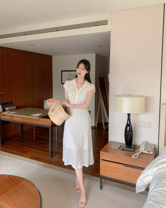 Sandal quai mảnh tạo cảm giác nhẹ chân, thanh thoát mà vẫn tinh tế. Dễ phối váy liền, chân váy hoặc quần ống rộng, phù hợp Tết thời tiết ấm áp.