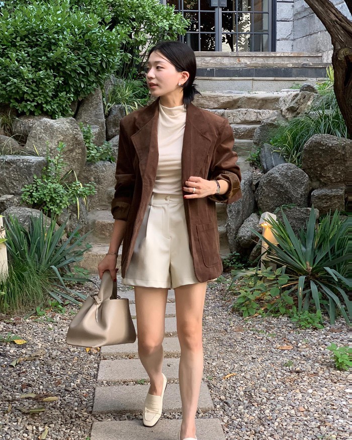 Năm 2026 chị em thích mặc tối giản nhưng vẫn muốn amp;#34;sang ngầmamp;#34;, đây chính 5 món thời trang nhất định phải có - 8