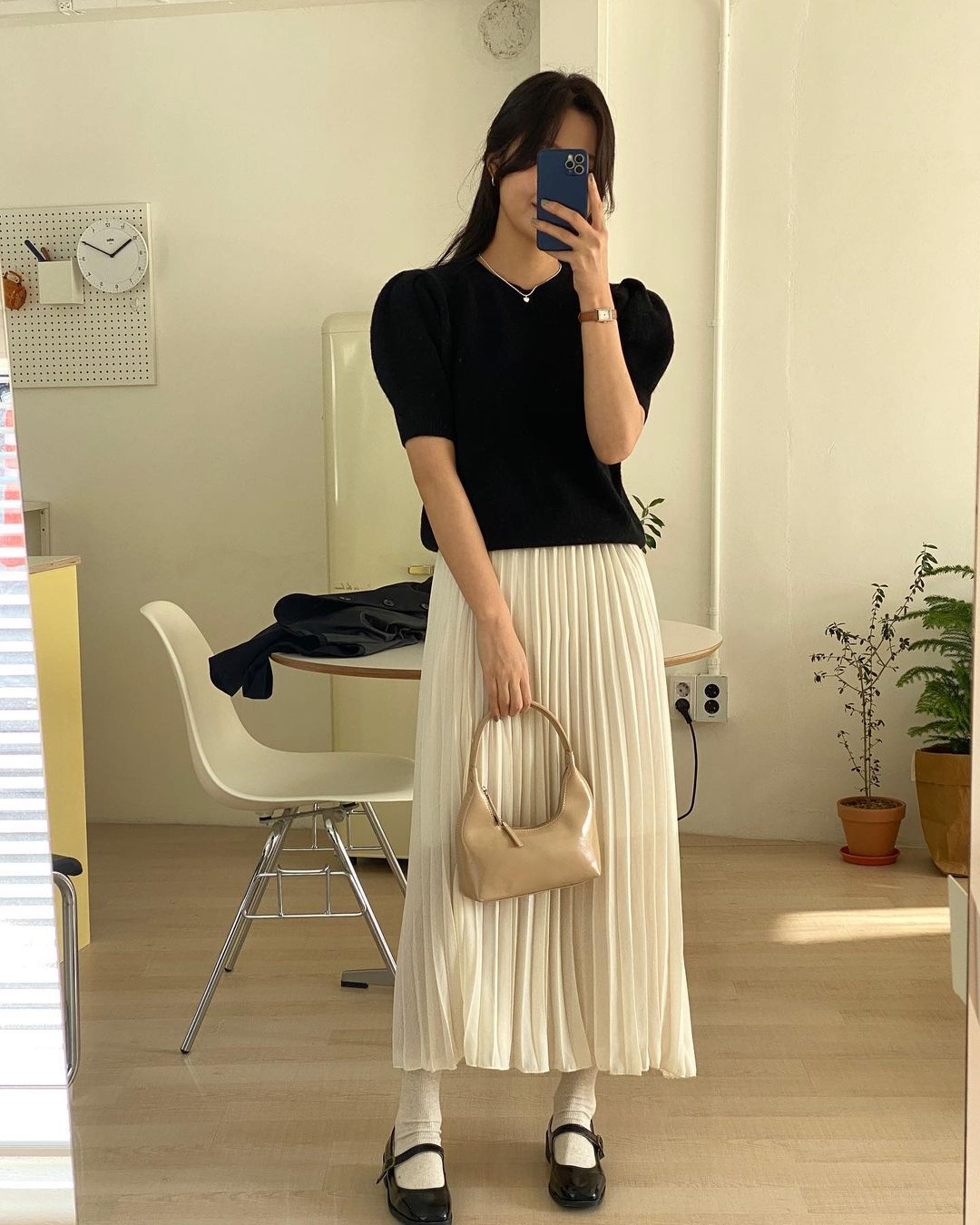 Áo len tăm mỏng ôm nhẹ cơ thể, giúp tôn đường nét mà vẫn kín đáo. Thiết kế co giãn, dễ layer với blazer đầu xuân và mặc riêng khi trời ấm. Gam màu trung tính tạo cảm giác cao cấp, phối cùng chân váy hoặc quần suông đều thanh lịch.