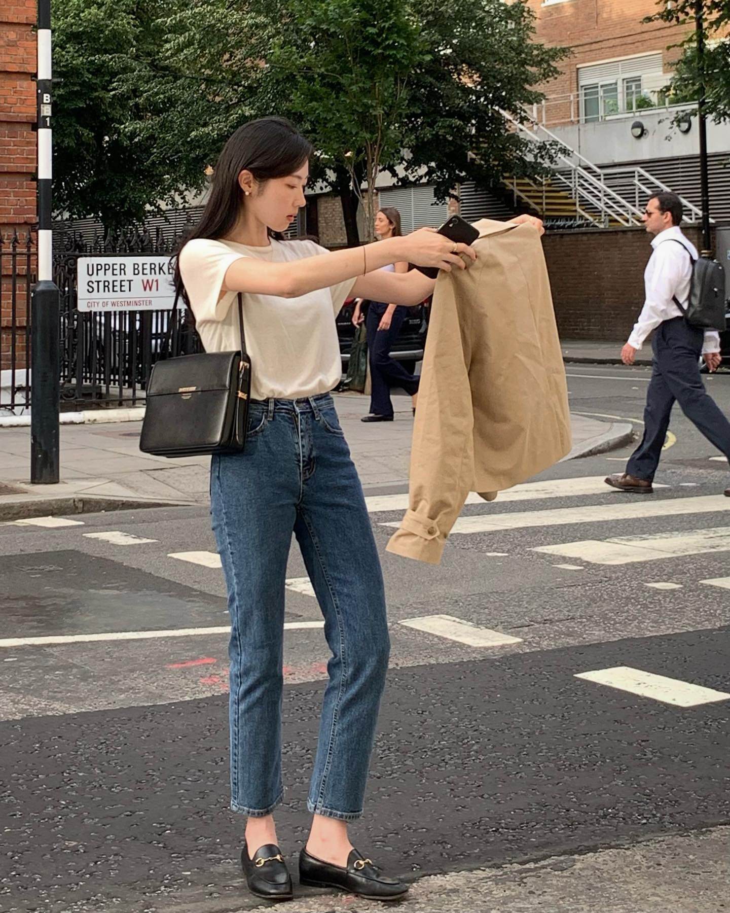 Loafer mang hơi hướng menswear giúp outfit jeans trở nên cá tính và chỉn chu hơn. Dáng đế vừa phải tạo cảm giác vững vàng, không làm nuốt chiều cao. Phối cùng jeans ống đứng hoặc ống suông, loafer tạo vẻ ngoài hiện đại, phù hợp cả công sở lẫn dạo phố cuối tuần.