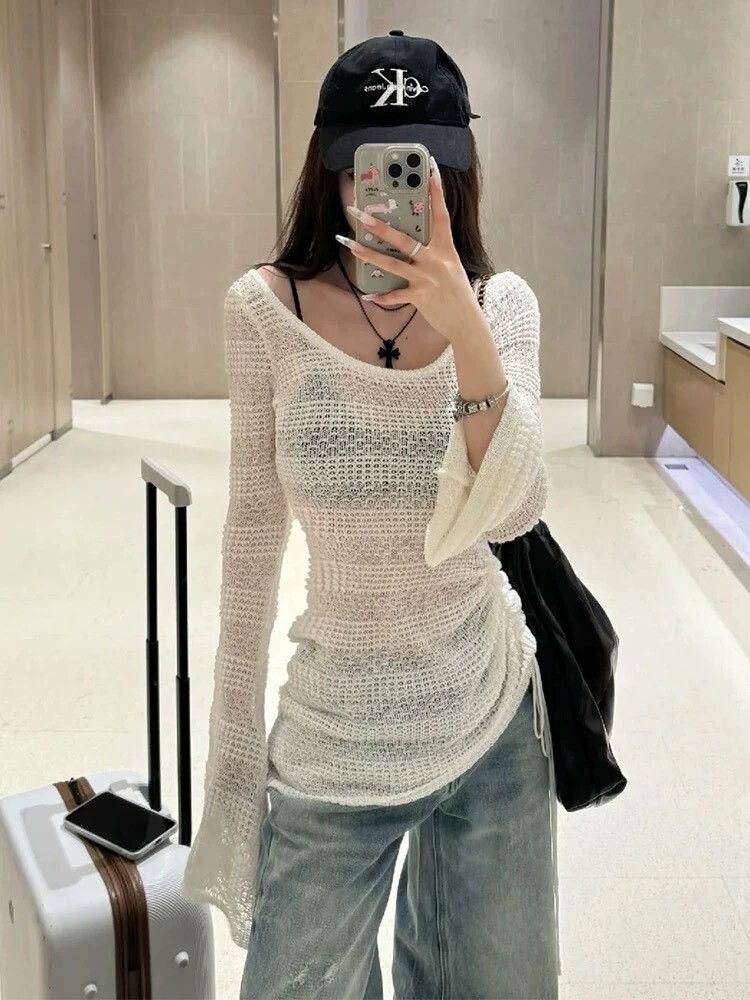 Áo lưới mang phong cách cá tính, thường mặc layer với áo hai dây hoặc bralette. Phối cùng jeans, chân váy giúp outfit dạo phố nổi bật, thời trang.