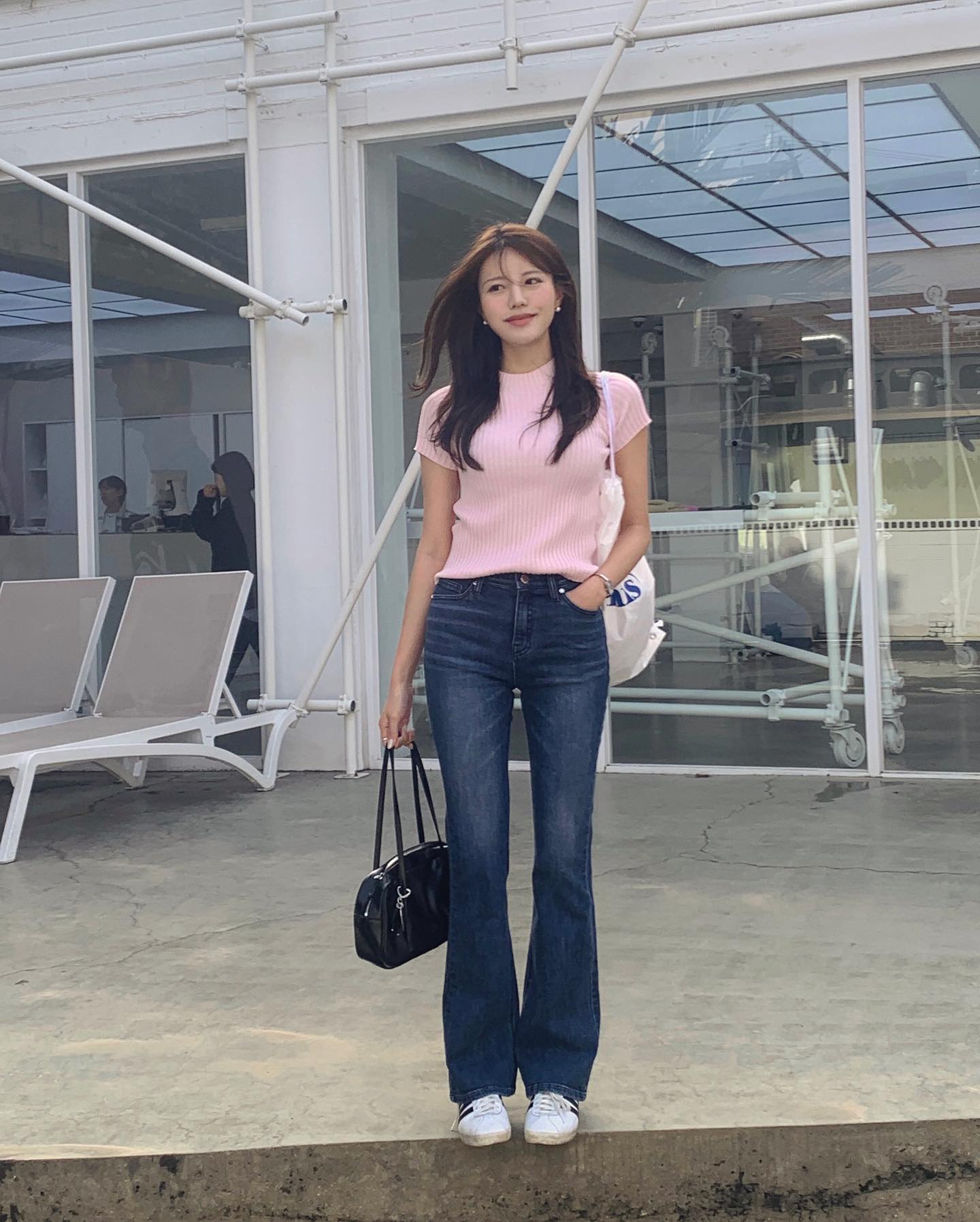 Jeans ống loe ôm nhẹ phần đùi, loe dần từ gối giúp tạo hiệu ứng chân dài. Phối áo ôm, giày mũi nhọn giúp tổng thể thanh thoát.