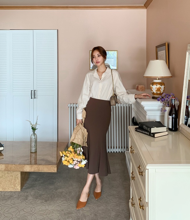 Áo len mỏng phối chân váy dài mang vẻ nữ tính, nhẹ nhàng. Sơ vin gọn gàng giúp tôn dáng, tạo outfit thanh lịch, dễ mặc đi làm.