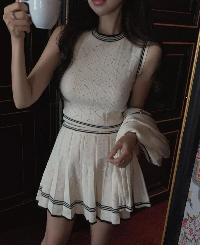 Tank top và chân váy ngắn tạo nên phong cách trẻ trung, năng động đúng chất mùa hè. Váy chữ A hoặc váy tennis giúp tôn dáng và tạo cảm giác gọn gàng. Khi kết hợp cùng sneaker trắng hoặc sandal, set đồ vừa thoải mái vừa thời trang, rất hợp để đi chơi hay dạo phố.