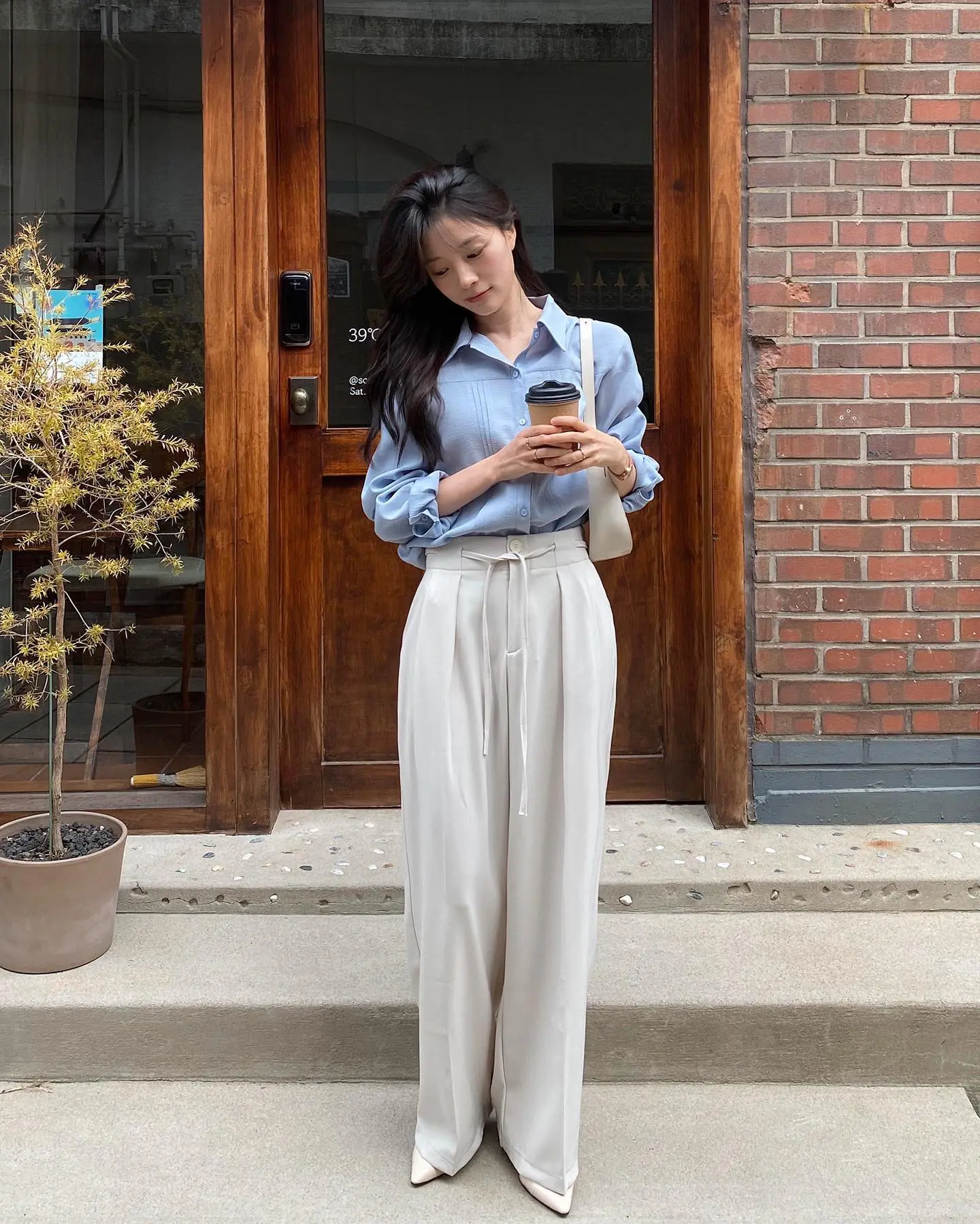 Quần ống rộng màu trắng mang lại cảm giác tươi sáng và nhẹ nhàng cho trang phục. Đây là item rất phù hợp với mùa hè vì giúp outfit trông thanh thoát hơn. Khi kết hợp với áo pastel, áo sơ mi hoặc áo thun đơn giản, tổng thể trở nên nữ tính và hiện đại.