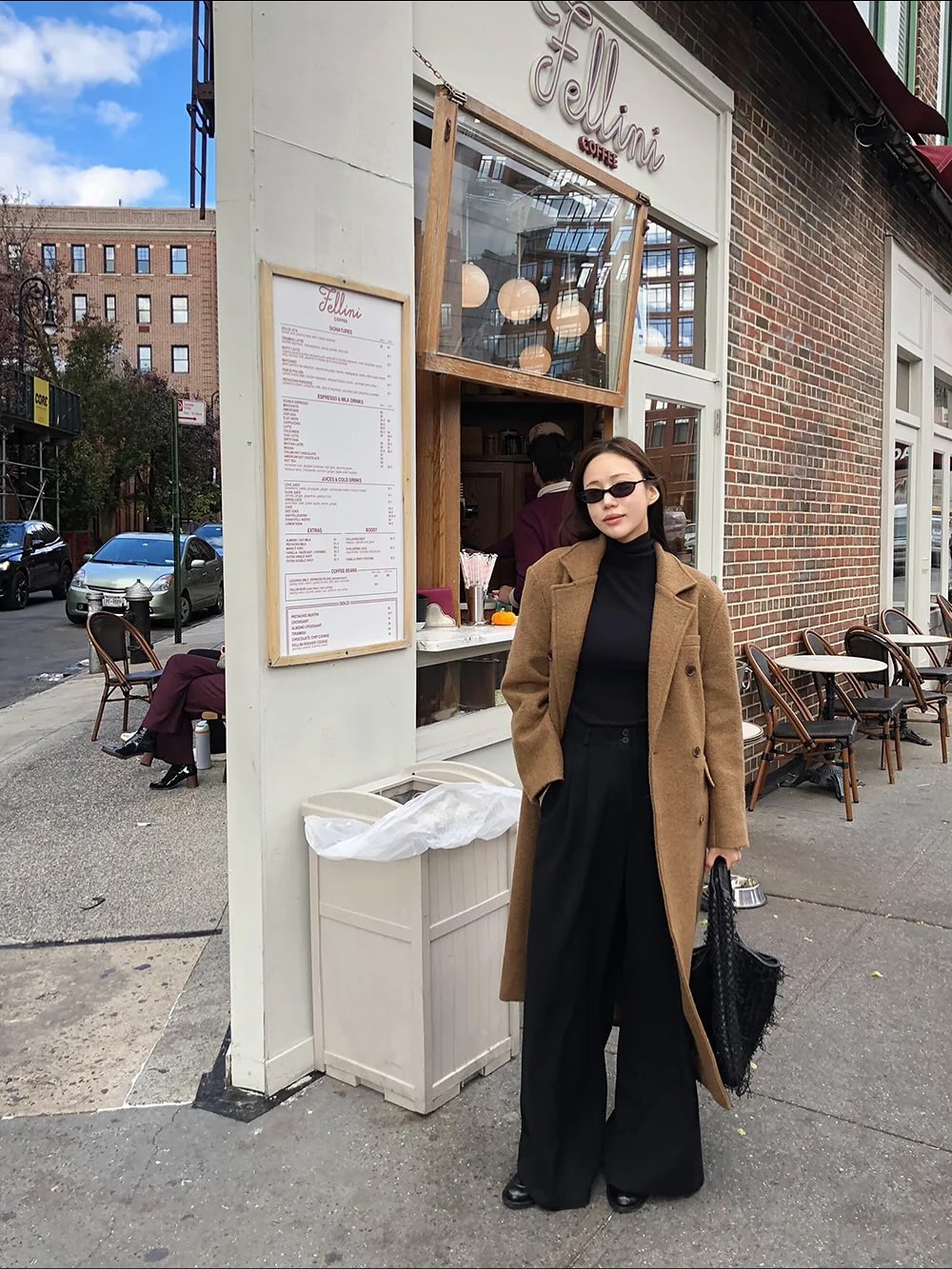 Quần đen ống loe giúp kéo dài đôi chân nhờ phần ống loe nhẹ từ đầu gối. Màu đen tạo cảm giác thon gọn, dễ phối đồ. Khi kết hợp với giày cao gót, hiệu ứng “hack dáng” càng rõ, giúp tổng thể thanh lịch và cân đối hơn.