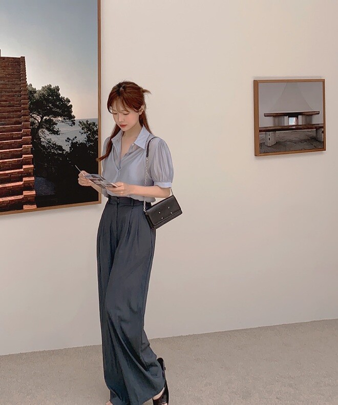 Áo sơ mi cộc tay là lựa chọn giải nhiệt hiệu quả khi phối cùng quần âu. Thiết kế gọn gàng giúp giữ sự chuyên nghiệp mà vẫn thoải mái. Sơ vin nhẹ sẽ giúp tổng thể chỉn chu, tôn dáng, phù hợp cả môi trường công sở lẫn các buổi gặp gỡ.