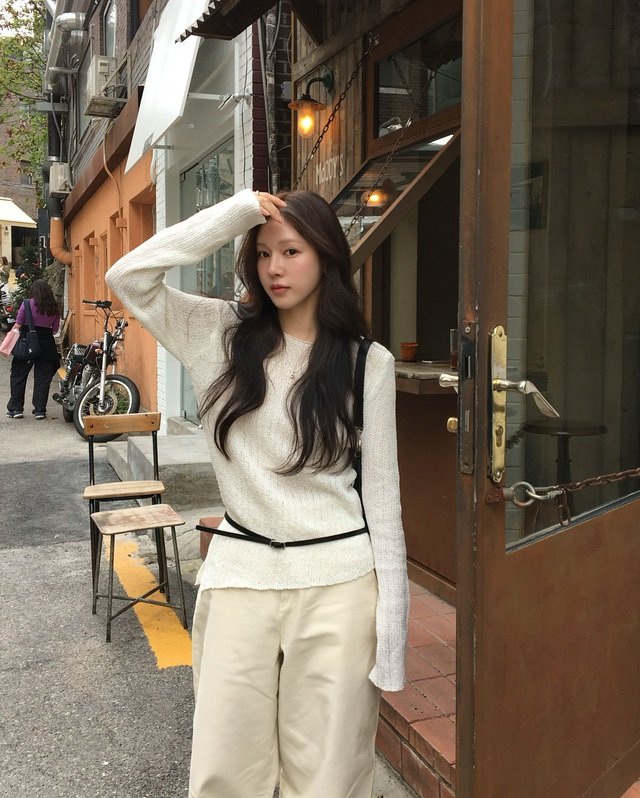 Áo len mỏng co giãn nhẹ, tôn dáng tinh tế. Dễ phối blazer, chân váy hoặc quần suông, phù hợp từ thu sang xuân mà vẫn giữ vẻ tối giản.