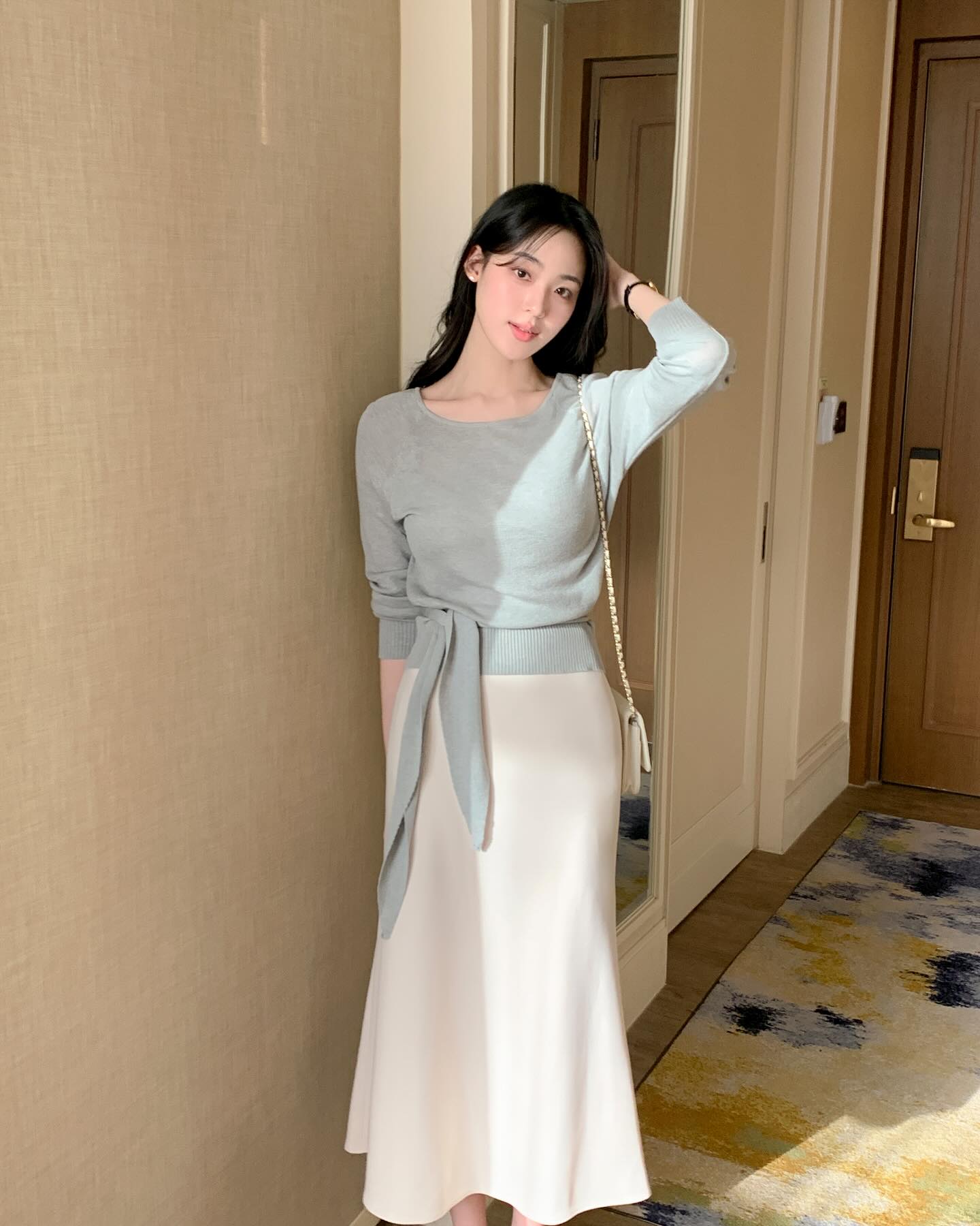 Chân váy trắng mang vẻ nữ tính, nhẹ nhàng. Dáng chữ A hoặc midi dễ mặc, phối áo thun, sơ mi đều tạo outfit thanh lịch.