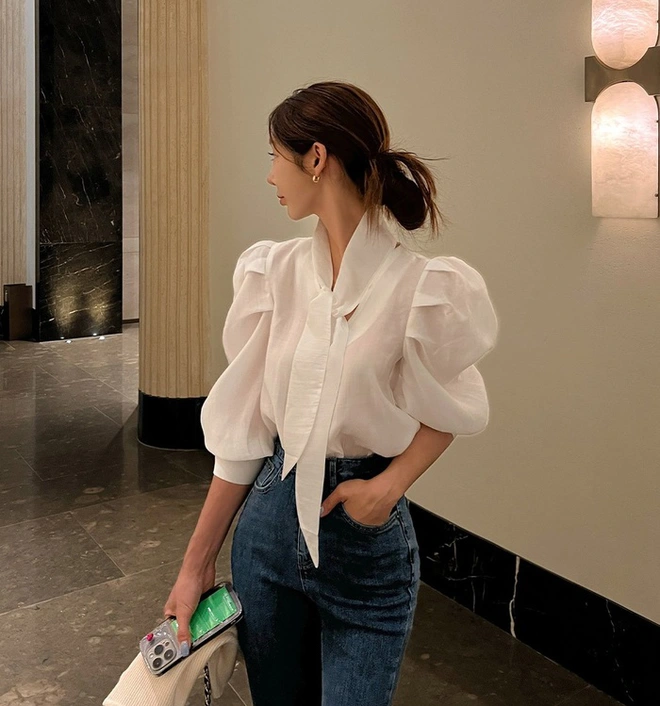 Quần jeans kết hợp áo blouse mang đến sự nữ tính và tinh tế. Những thiết kế blouse đơn giản giúp tổng thể trang phục nhẹ nhàng hơn, vẫn giữ được nét thanh lịch cần thiết cho môi trường công sở.