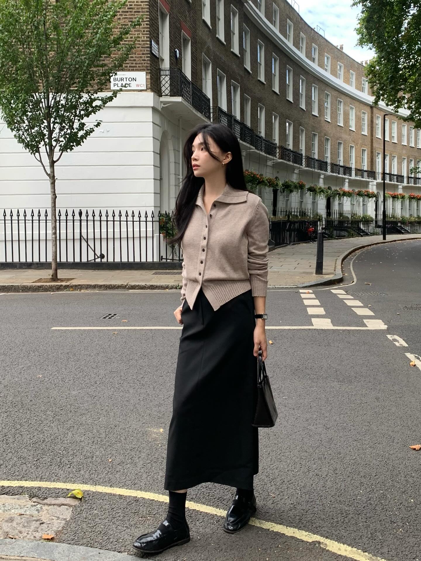 Áo len cổ bẻ giúp cân bằng giữa vẻ thanh lịch và sự trẻ trung. Phần cổ tạo điểm nhấn chỉn chu, trong khi chất liệu len mang lại cảm giác thoải mái. Kiểu áo này dễ phối với quần âu, chân váy và mặc đẹp trong nhiều hoàn cảnh khác nhau.