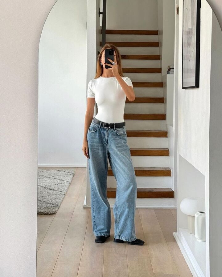 Quần jeans suông được yêu thích nhờ sự thoải mái nhưng vẫn giữ được nét chỉn chu. Dáng quần rộng vừa phải giúp che khuyết điểm phần hông và đùi. Khi phối cùng áo gọn gàng, jeans suông mang lại diện mạo hiện đại, trưởng thành mà không hề già.