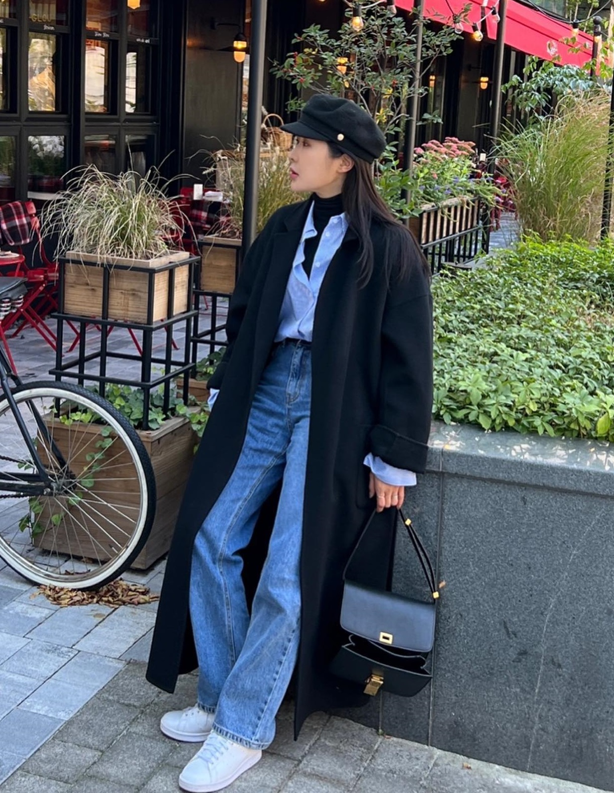 Áo dạ dài giúp quần jeans trông sang trọng và đắt giá hơn. Thiết kế dài qua gối tạo hiệu ứng vóc dáng cao ráo, gọn gàng. Khi kết hợp cùng jeans cạp cao, tổng thể trang phục trở nên chín chắn, thanh lịch và phù hợp nhiều hoàn cảnh khác nhau.