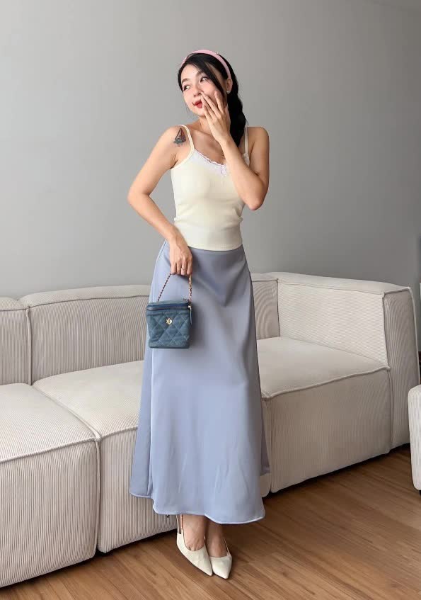 Chân váy lụa mang lại vẻ ngoài mềm mại, sang trọng theo cách tinh tế. Chất liệu có độ rủ tự nhiên giúp outfit trông thanh thoát hơn. Khi phối cùng áo sơ mi hoặc blouse đơn giản, váy lụa giúp diện mạo du xuân trở nên nhẹ nhàng nhưng vẫn rất cuốn hút.