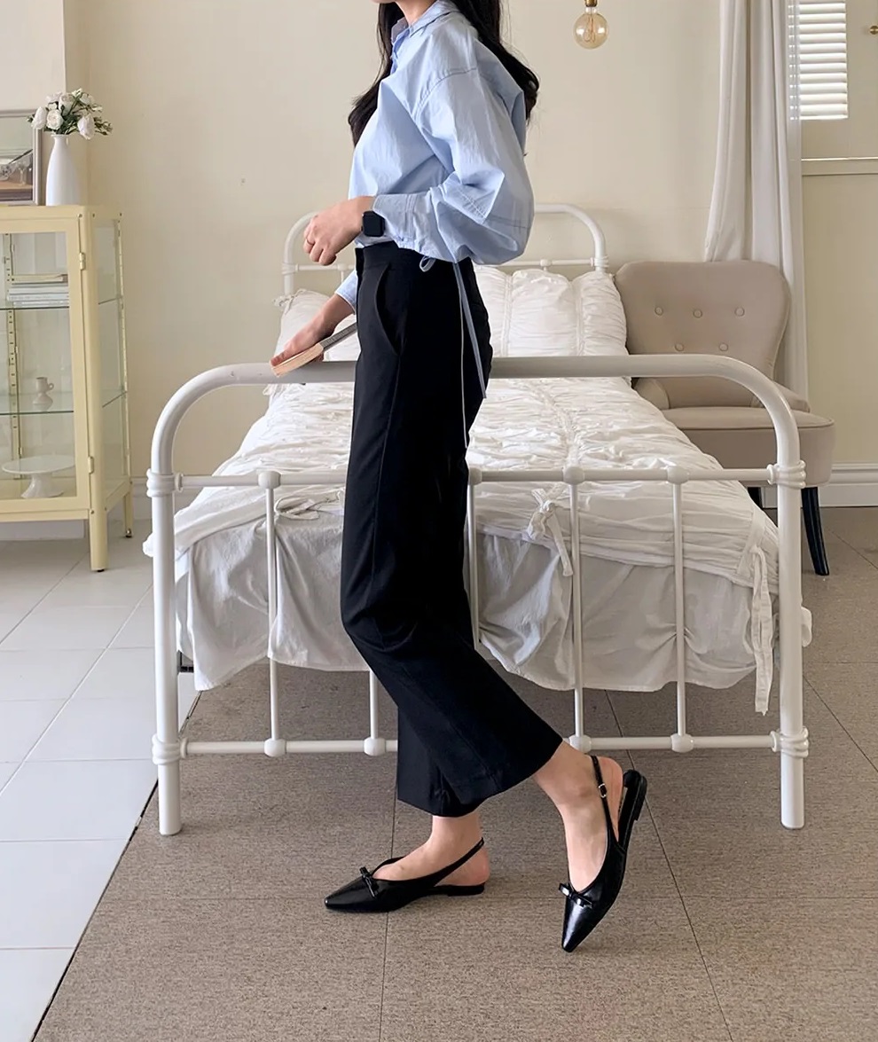 Giày slingback mang đến vẻ thanh lịch, hiện đại nhờ thiết kế hở gót nhẹ. Dễ đi, dễ phối cùng váy hay quần âu, phù hợp cả Tết lẫn đi làm.