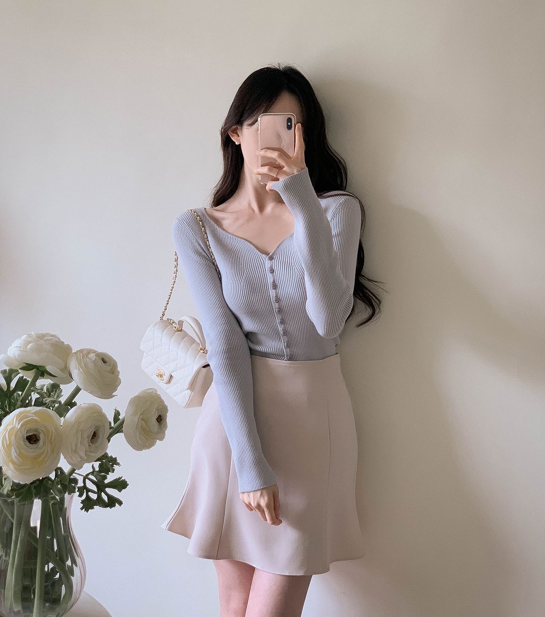 Áo len tăm ôm nhẹ, gọn dáng, kết hợp quần dài hoặc chân váy tạo tổng thể cân đối. Công thức này vừa thoải mái vừa mang lại vẻ trưởng thành, tinh tế cho phụ nữ U35.