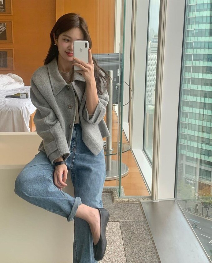 Áo khoác dạ dáng suông, độ dài vừa phải giúp che khuyết điểm, tạo cảm giác gọn gàng. Gam màu trung tính giúp tổng thể trông sang, tinh tế và trẻ hơn tuổi thật.