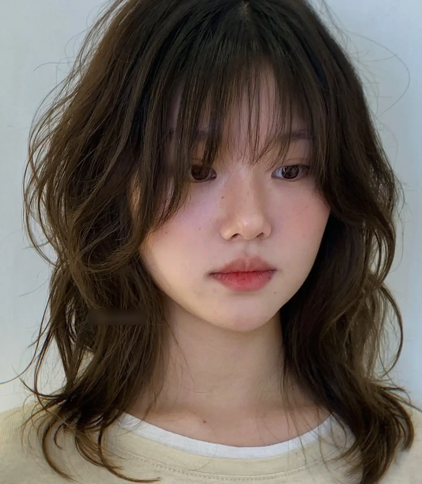 Tóc ngắn uốn xoăn lơi hoặc sóng nhẹ giúp tạo chiều sâu, làm gương mặt tròn trông thon gọn hơn, đồng thời mang lại vẻ nữ tính, sang trọng, nổi bật trong những ngày Tết.