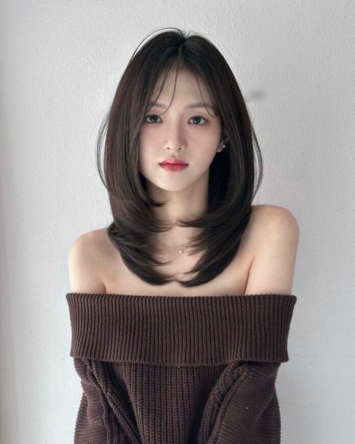 Kết hợp mái thưa giúp diện mạo trẻ trung, che khuyết điểm trán cao. Phần layer phía sau tạo độ phồng tự nhiên, tổng thể mềm mại, dễ duy trì hằng ngày.